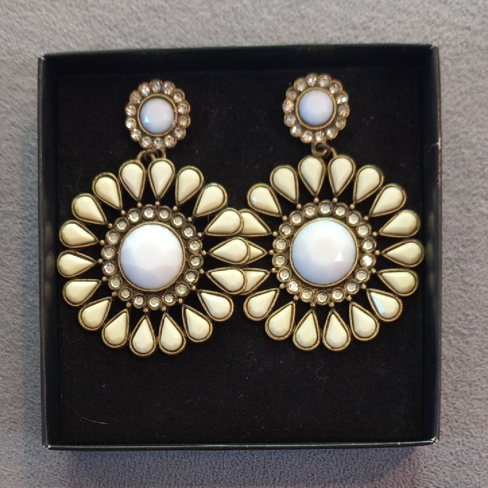 10 Items/$10 Elegant Cream and Gold Floral Earrings